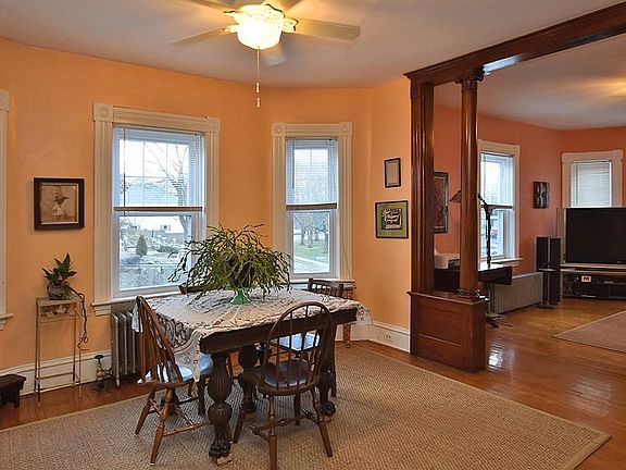 4th image of 141 Bourne Ave E