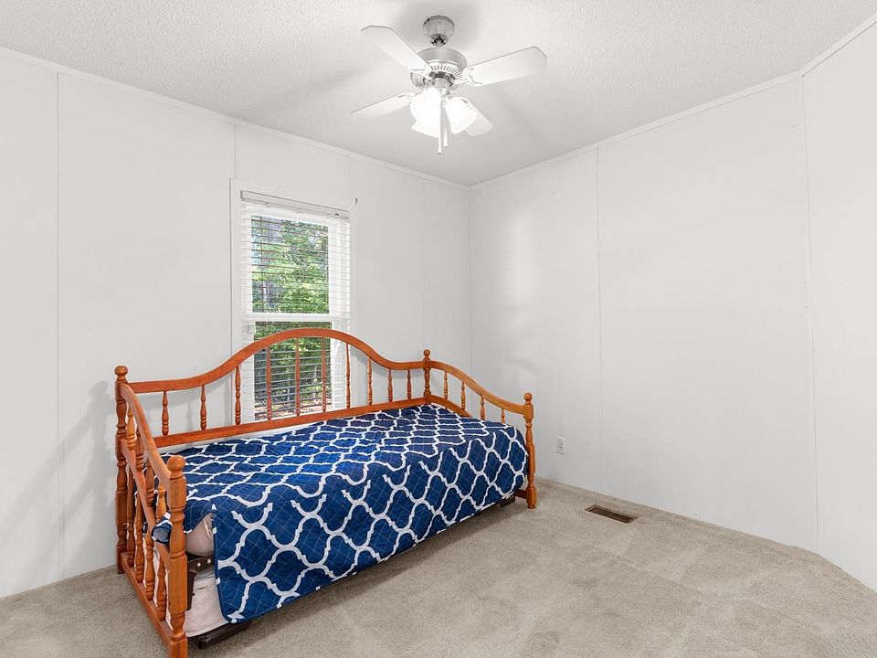 19th image of 1040 Palm Dr.