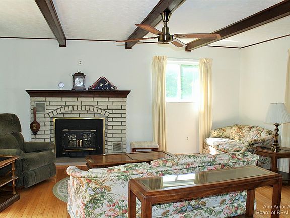 5th image of 220 Rosewood Ave