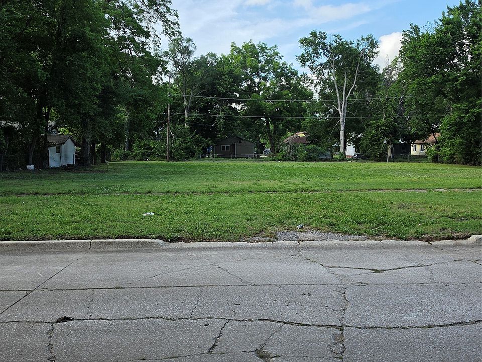2nd image of 320 W 15th St