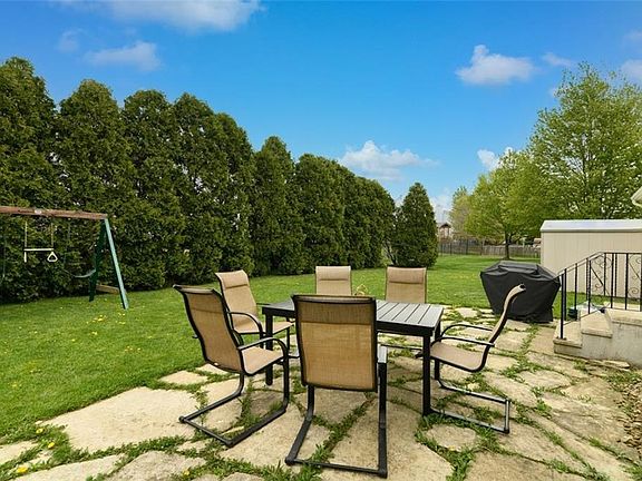 3rd image of 674 Oakcrest Dr