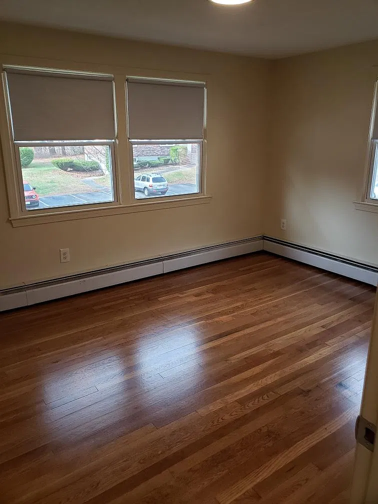 4 Greenleaf Dr — Photo 2