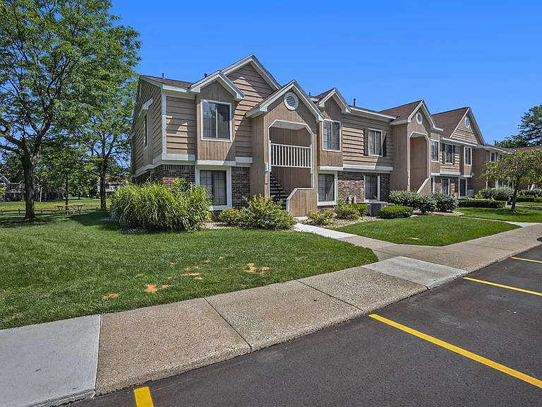 Hampton Lakes Apartments — Photo 42