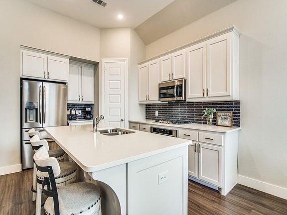 3rd image of 1633 Castleford Dr