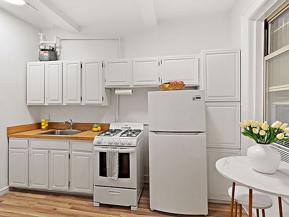 3rd image of 25 W 64th St APT 2C