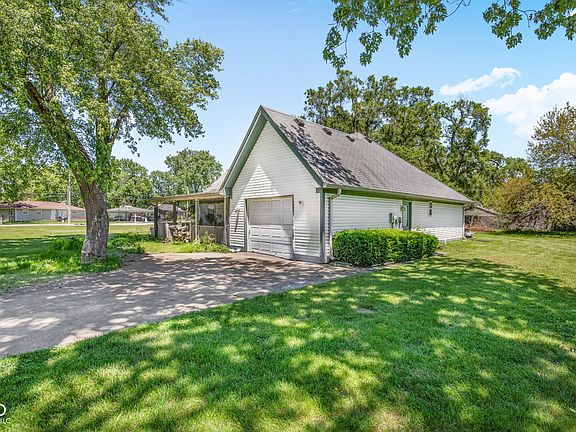 3rd image of 4023 Englewood Dr