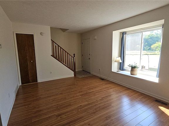 4th image of 504 Maple Brook Dr