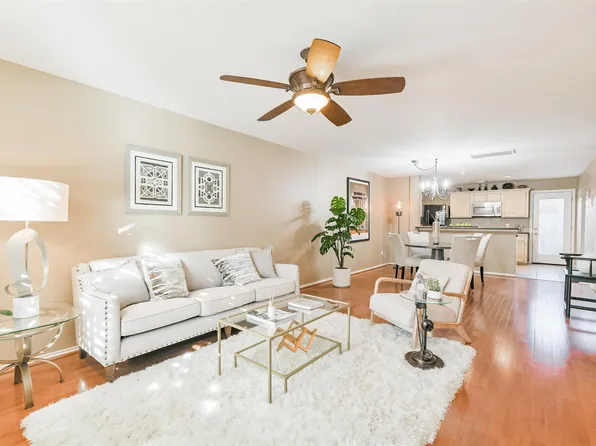 718 Redwing Place Dr, Houston, TX 77009