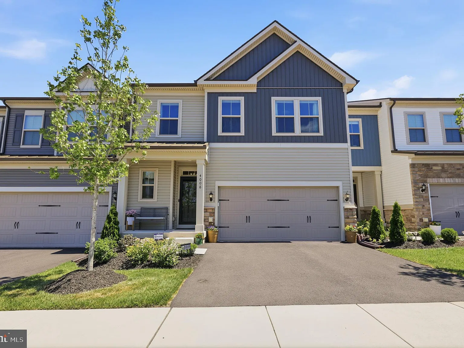 3 bed, 3.5 bath, 3836 sqft, $4,000 — Photo 2