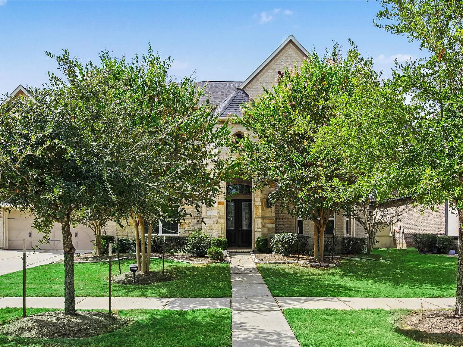 4 bed, 3.5 bath, 4529 sqft, $5,000 — Photo 1