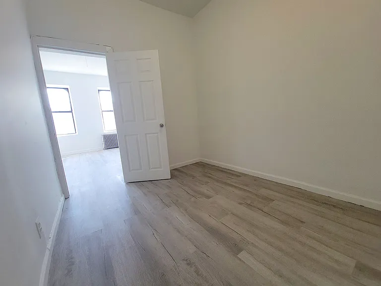 557 Wilson Ave #3L — Photo 8