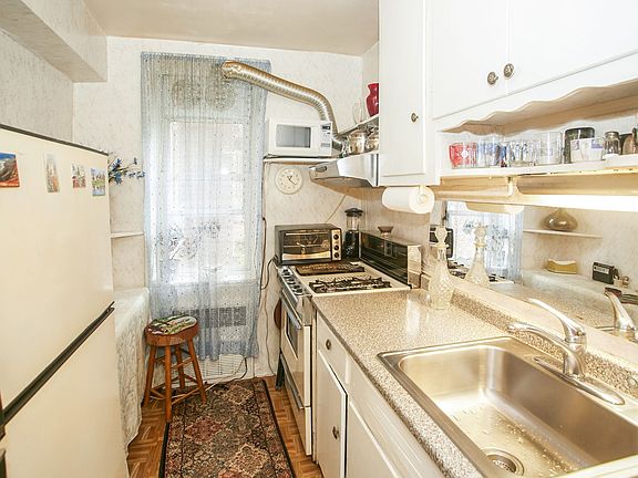 5th image of 3325 90th St APT 1G