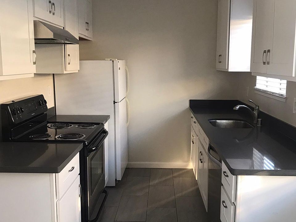 1st image of 555 Commercial Ave