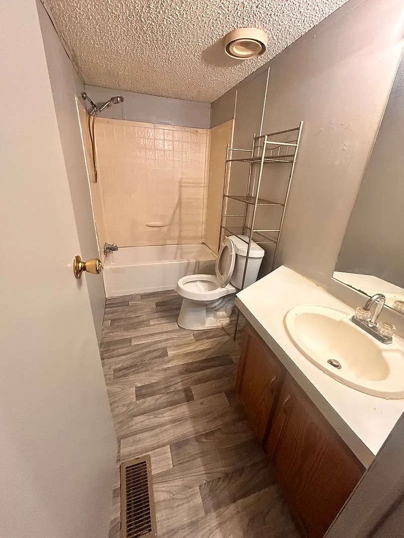 Available Now- 3 bedroom 1 1/2 bath Mobile Home For Sale — Photo 3