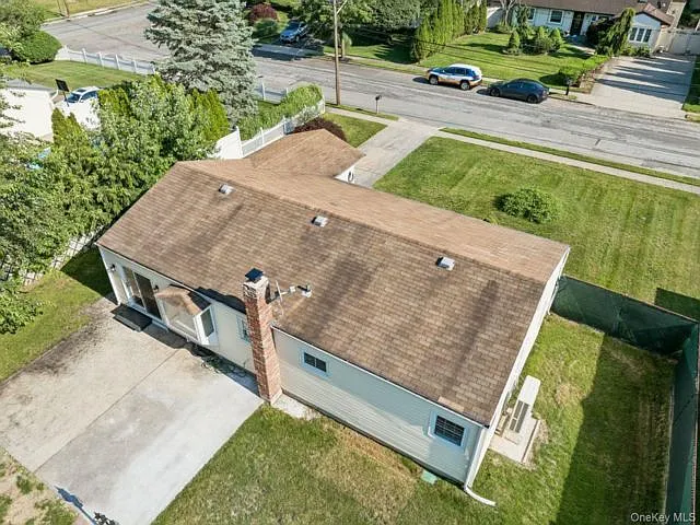 3 bed, 1.0 bath, 1049 sqft, $3,960 — Photo 2