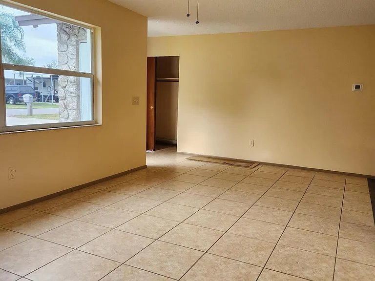 1030 Albin St — Photo 3