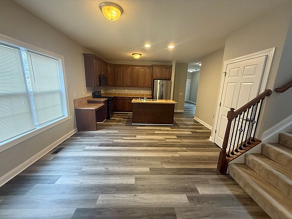 5th image of 807 Ann St