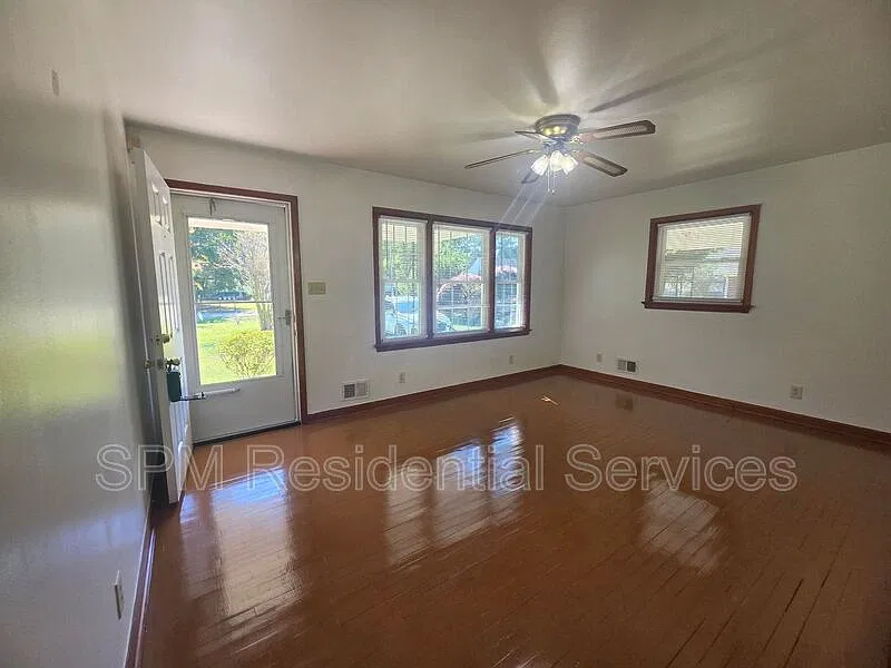 3 bed, 1.5 bath, 1318 sqft, $1,750 — Photo 3