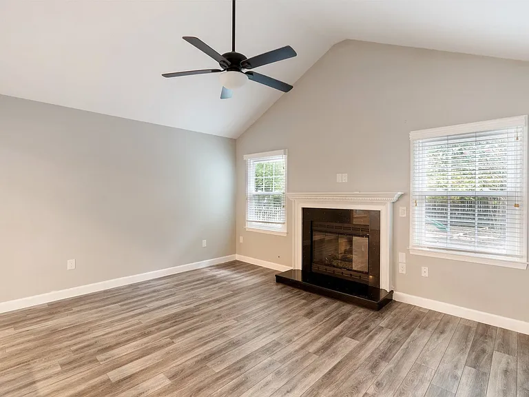 412 Peachtree Ln — Photo 6