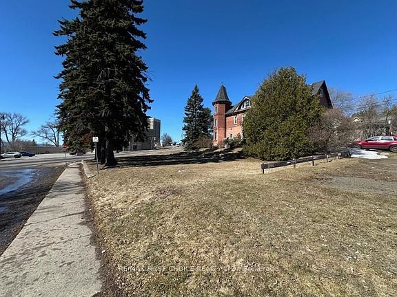 5th image of 372 Red River Rd