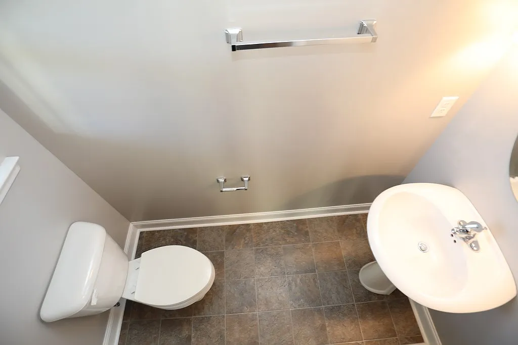 4 bed, 2.5 bath, 1978 sqft, $2,300 — Photo 3