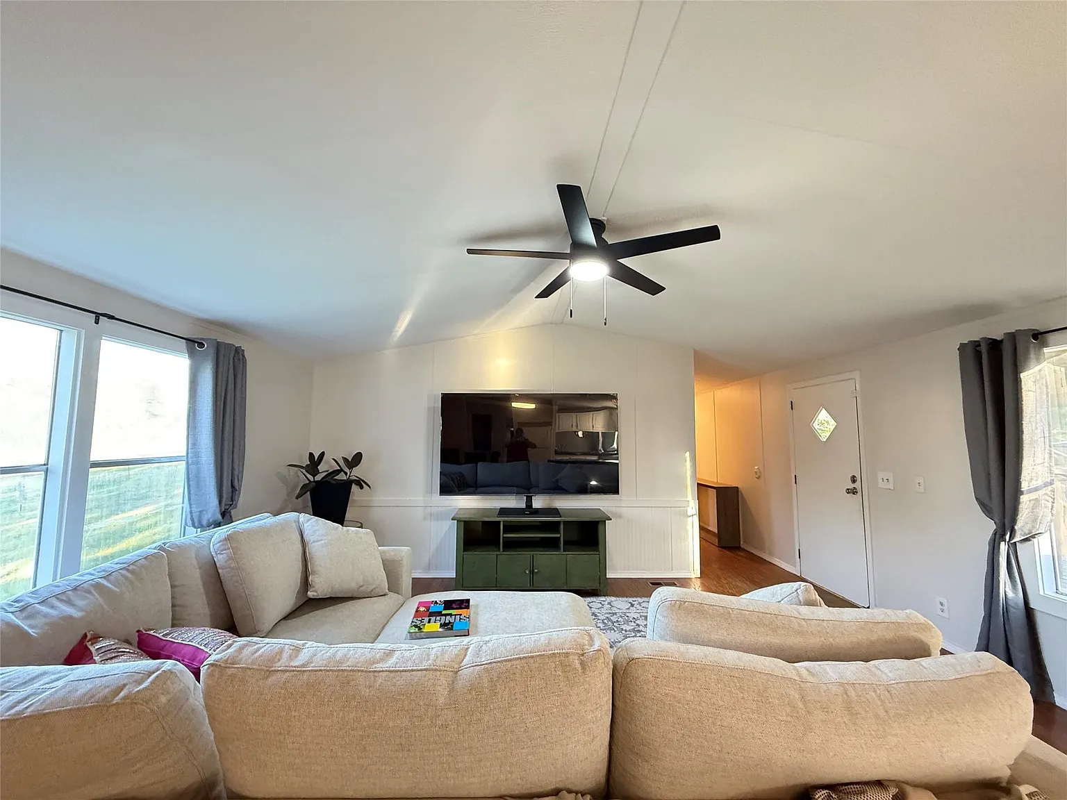 3 bed, 2.0 bath, 1368 sqft, $1,975 — Photo 4