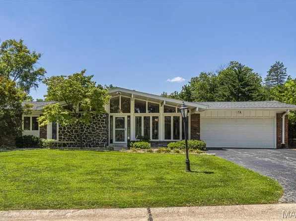 34 Oakland Hills Dr, Chesterfield, MO 63017