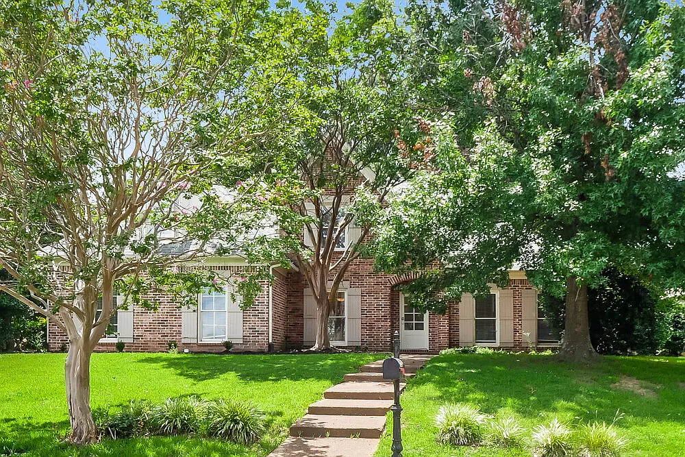 5 bed, 2.0 bath, 3042 sqft, $2,405 — Photo 1