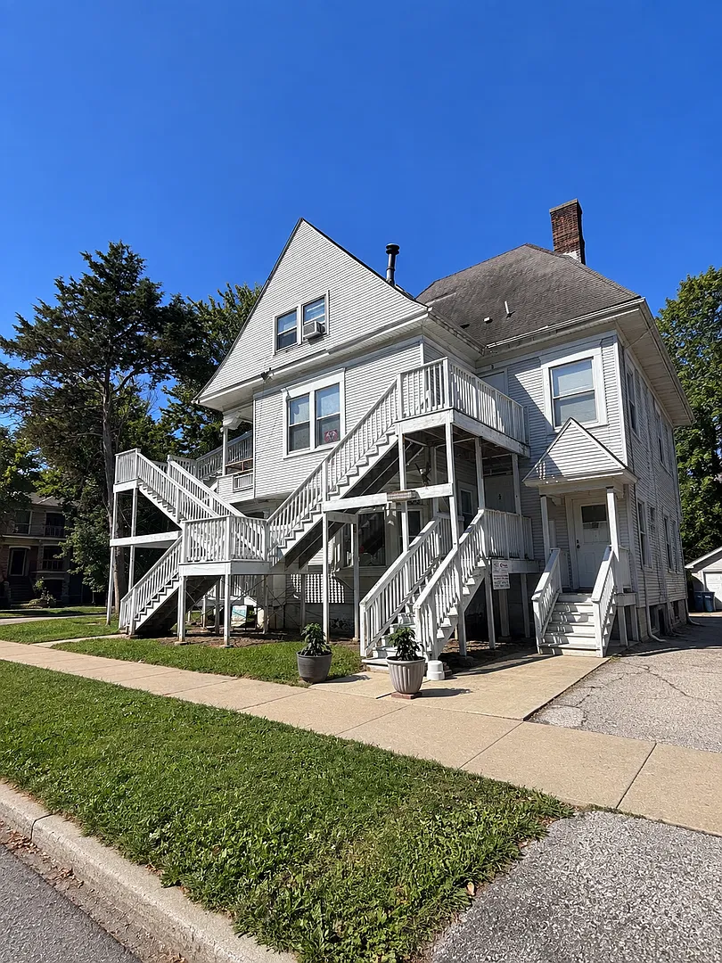 702 W Green St — Photo 4