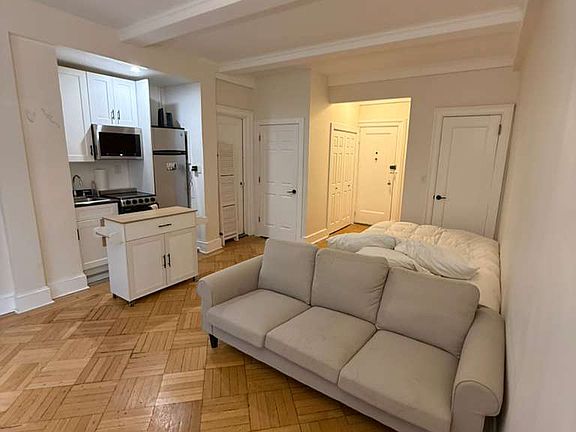 3rd image of 105 W 55th St #8BB