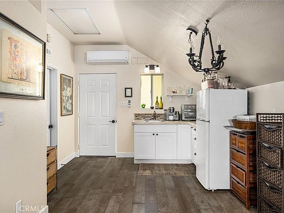 2nd image of 1681 La Loma Dr #B