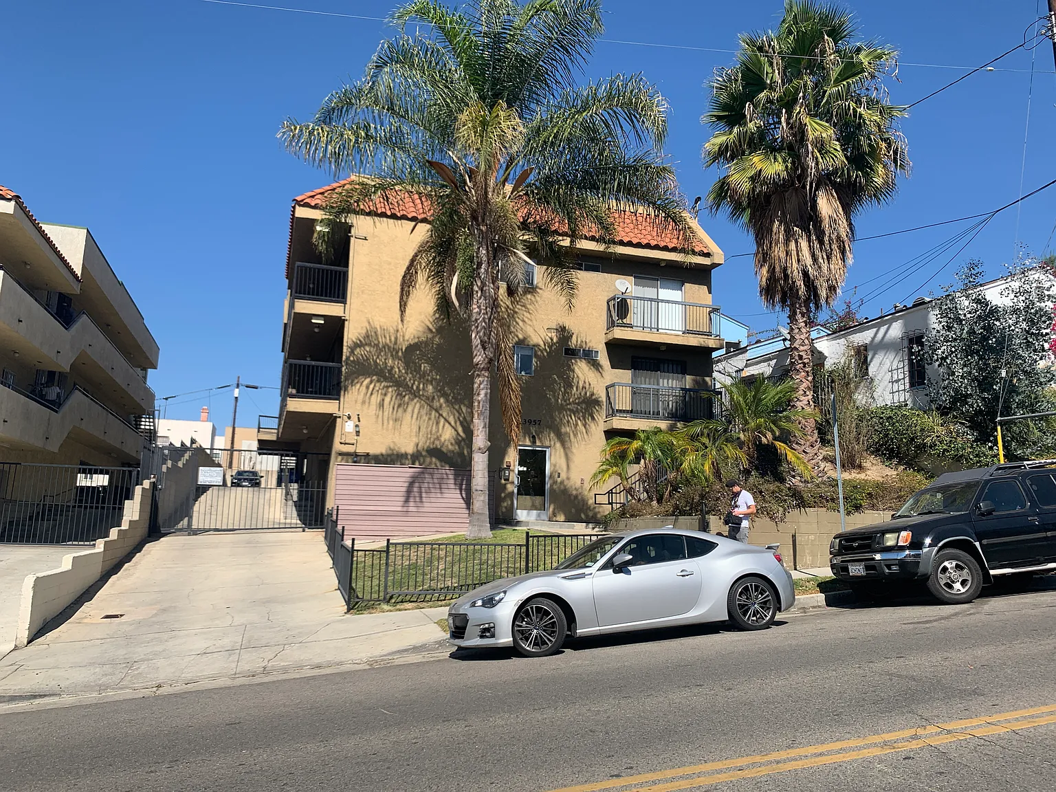 3957 Melrose Ave — Photo 2