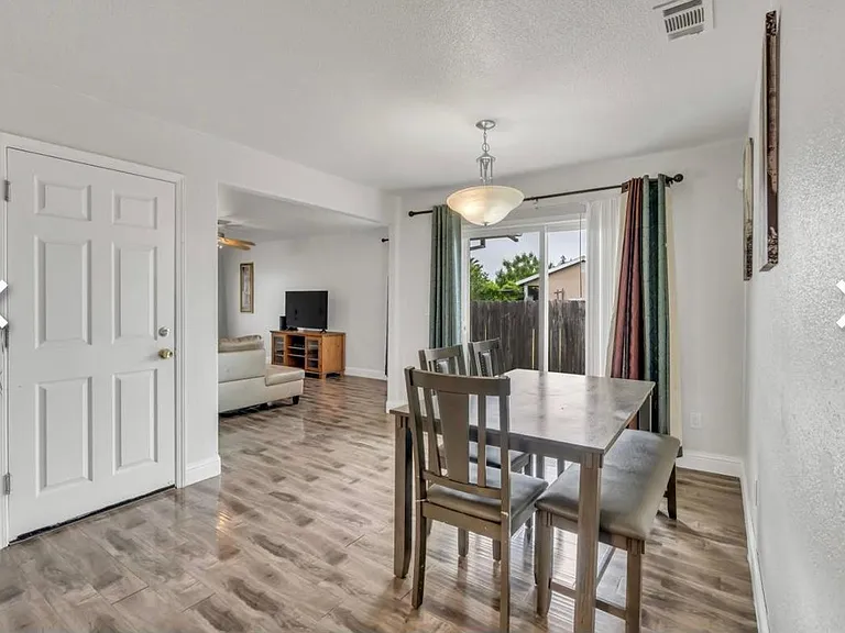 Dining area of 3199 Western Avenue Sacramento, CA 95838