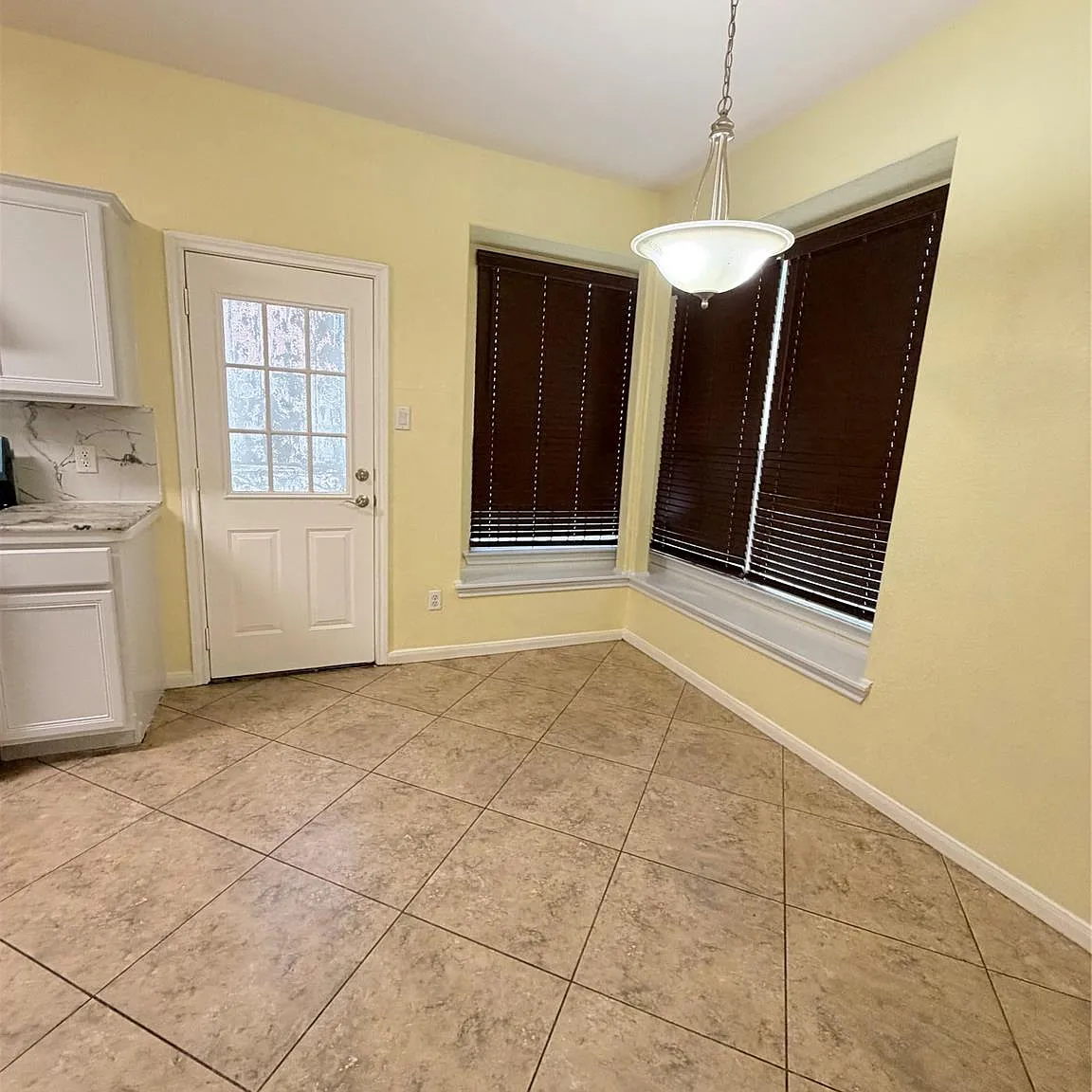 4 bed, 2.5 bath, 2344 sqft, $2,300 — Photo 4