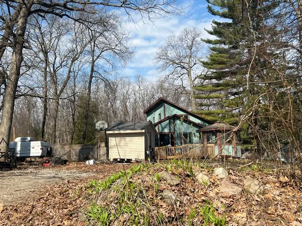 1452 Langfield Ave, White Lake, MI 48386