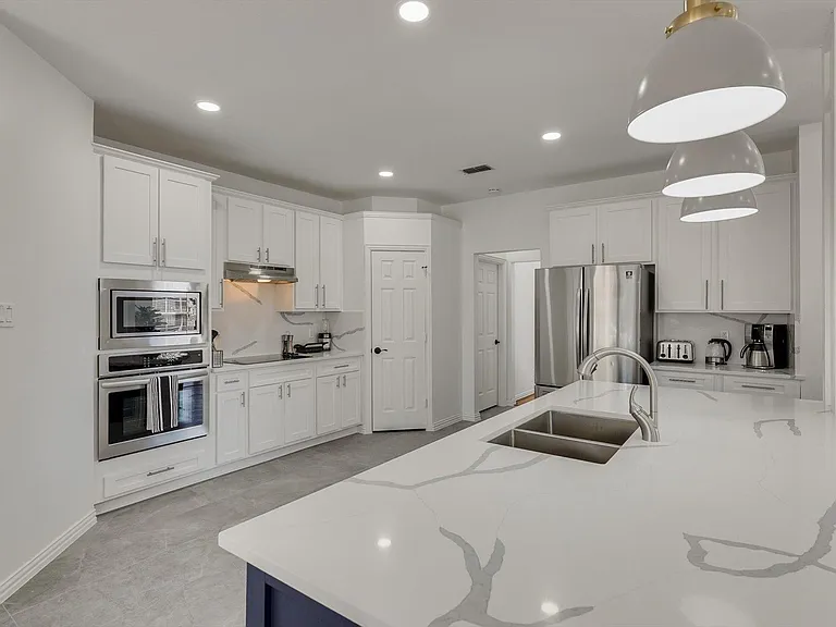 2410 Shorewood Ct — Photo 15