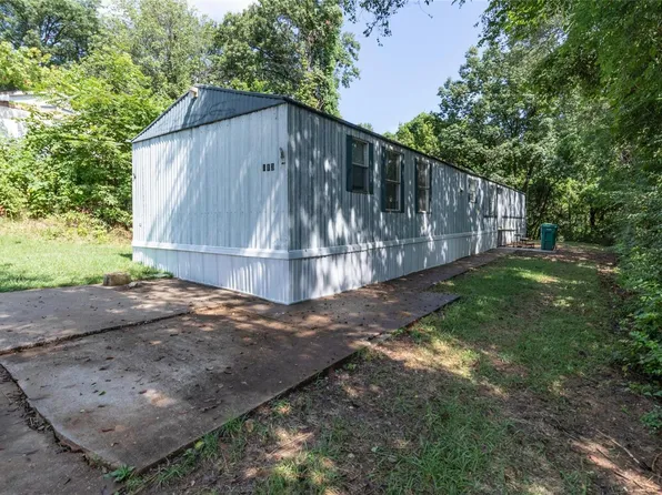913 Thousand Pines Dr, Fenton, MO 63026