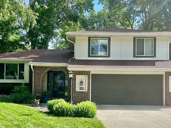 9777 Lincoln Ave, Clive, IA 50325
