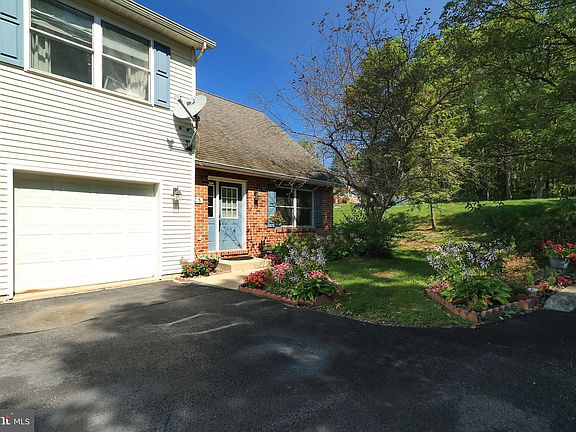 3rd image of 303 Amblewood Way
