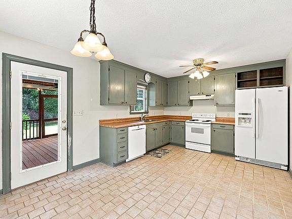 4th image of 3805 Manor Dr