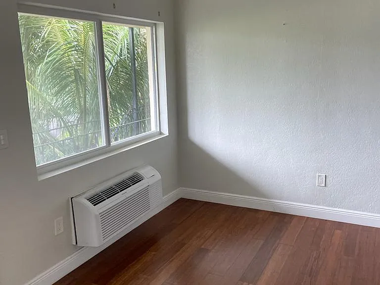 2121 Biarritz Dr — Photo 10