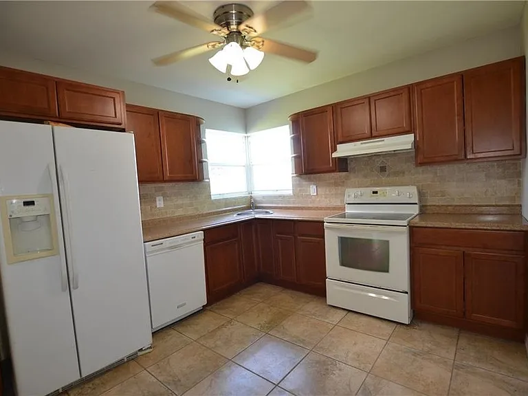 834 Dolores St — Photo 6