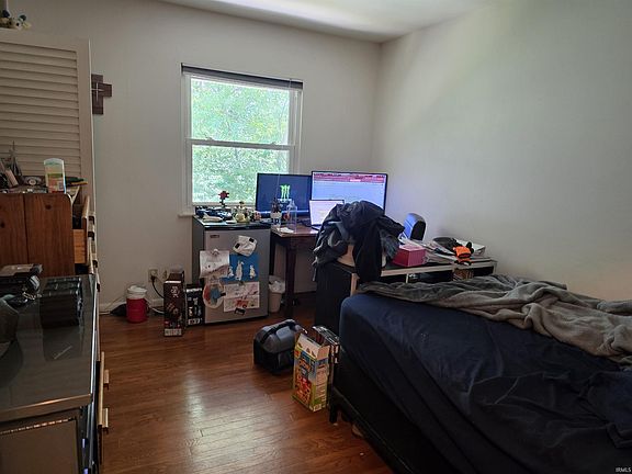 4th image of 910 Rose St