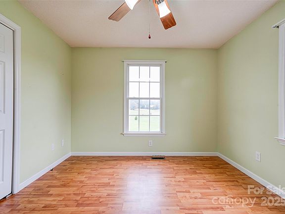 3rd image of 325 Gwen Ln