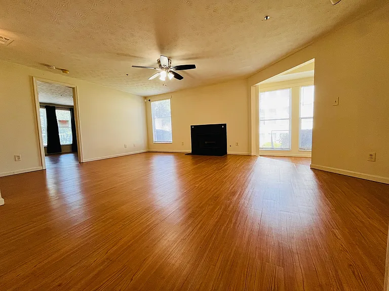 4245 Courtside Dr — Photo 9