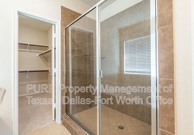 1012 Lake Hollow Dr — Photo 13