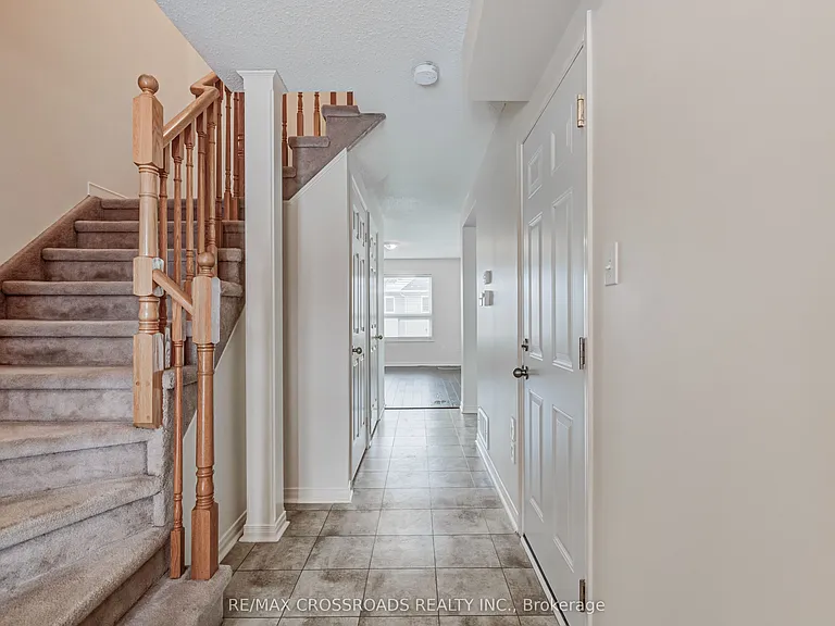 1147 Ormond Dr — Photo 3