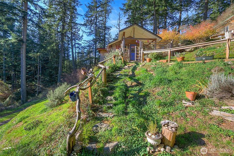 4th image of 276 Elderberry Lane