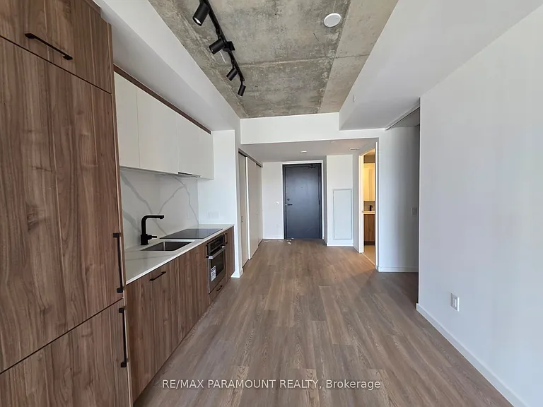 689 The Queensway #418 — Photo 2