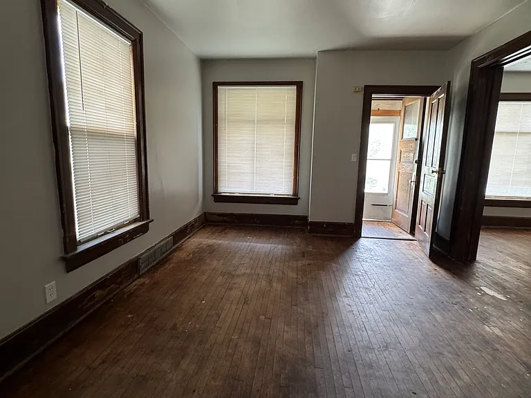 330 E Chambers St — Photo 7